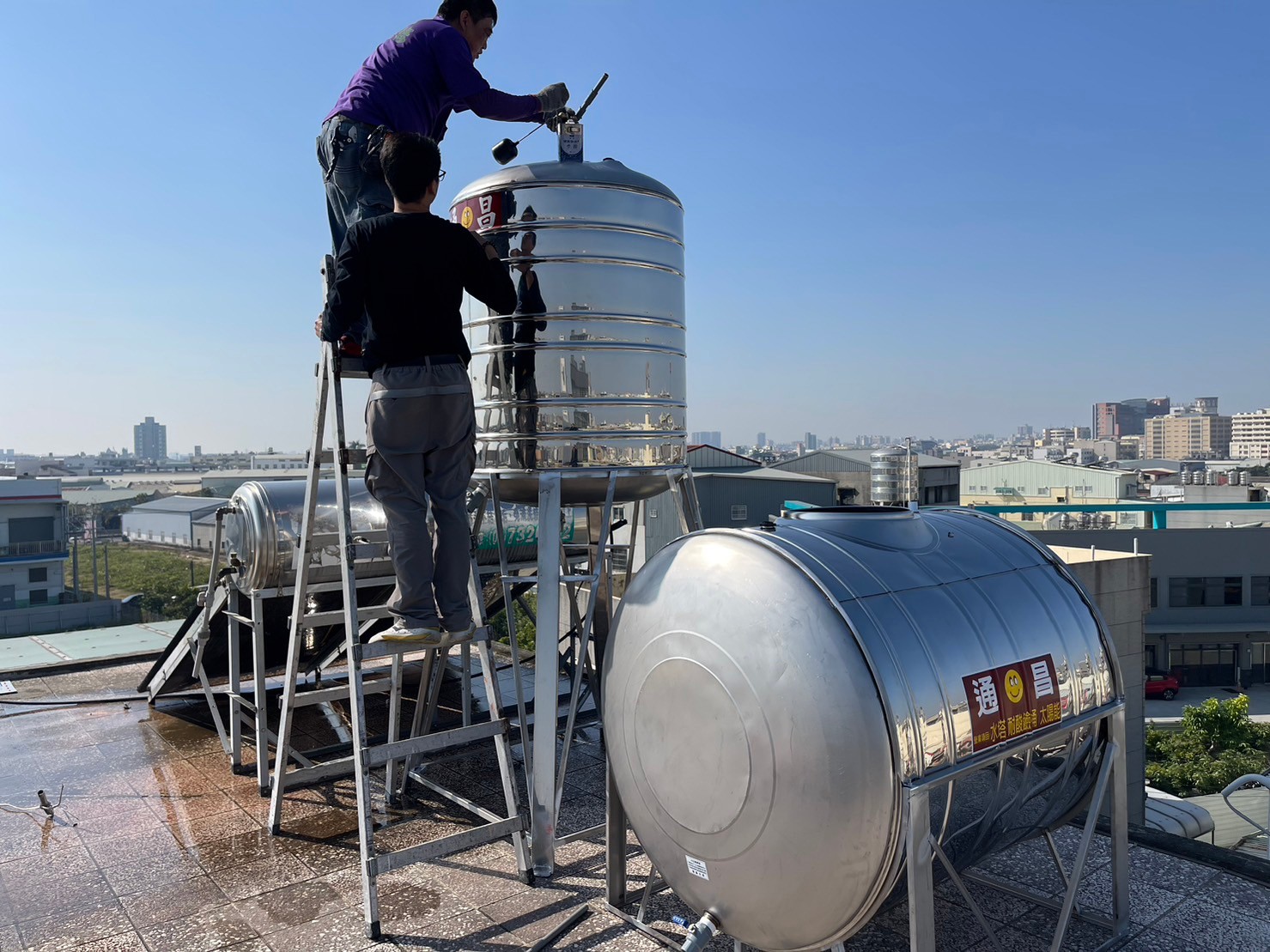 冷熱水供水。水塔新建