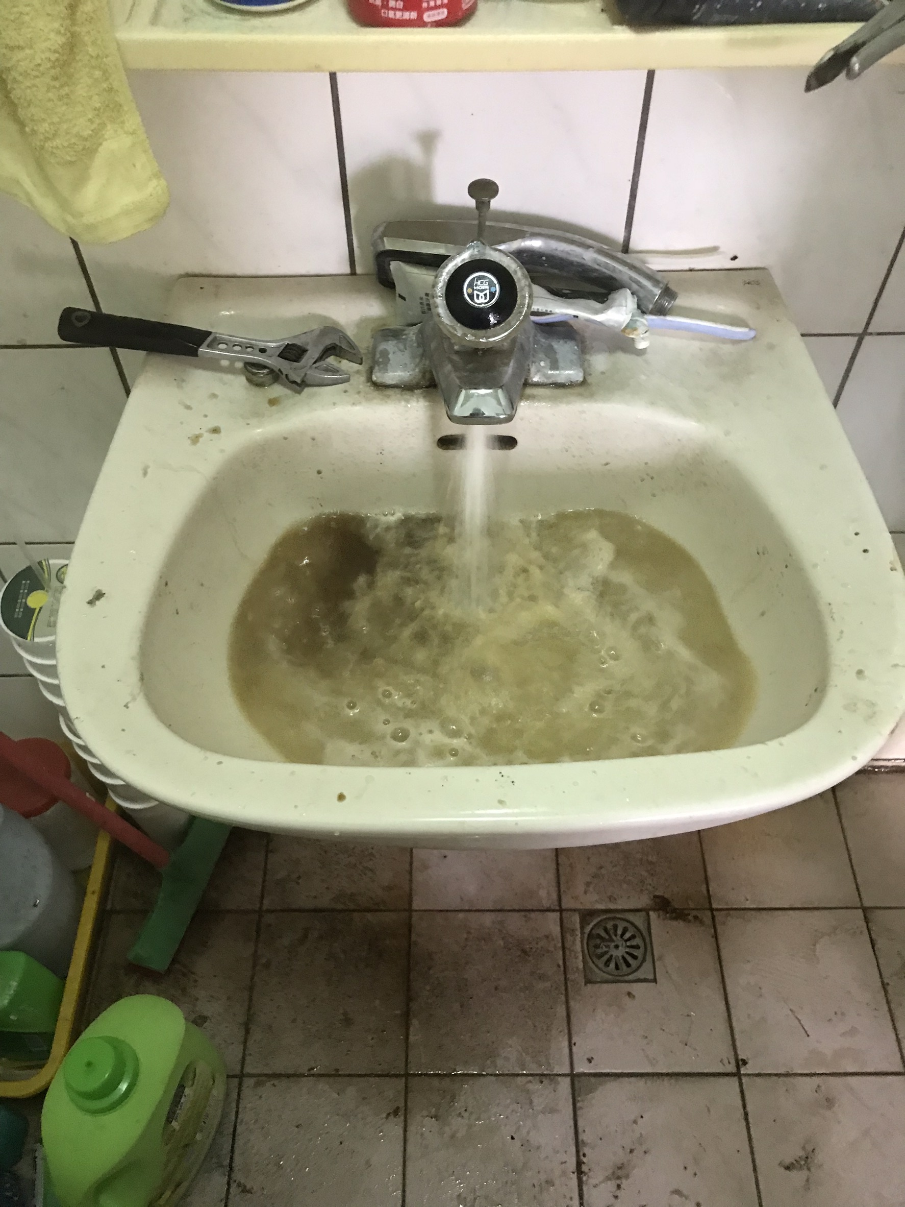 南匠宅修備有專業水管清洗機，政府立案，清洗藥水/藥劑皆有認證