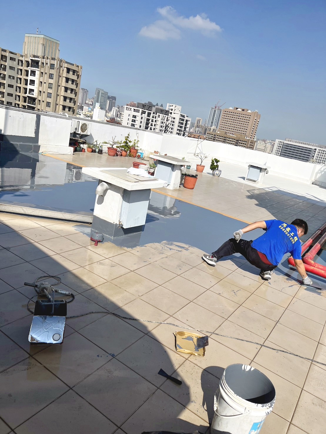 PU防水工程-中塗材施工中