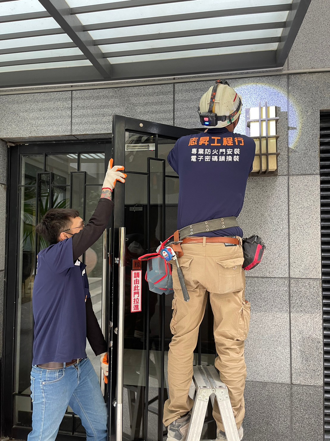 高雄左營區社區大樓大門維修