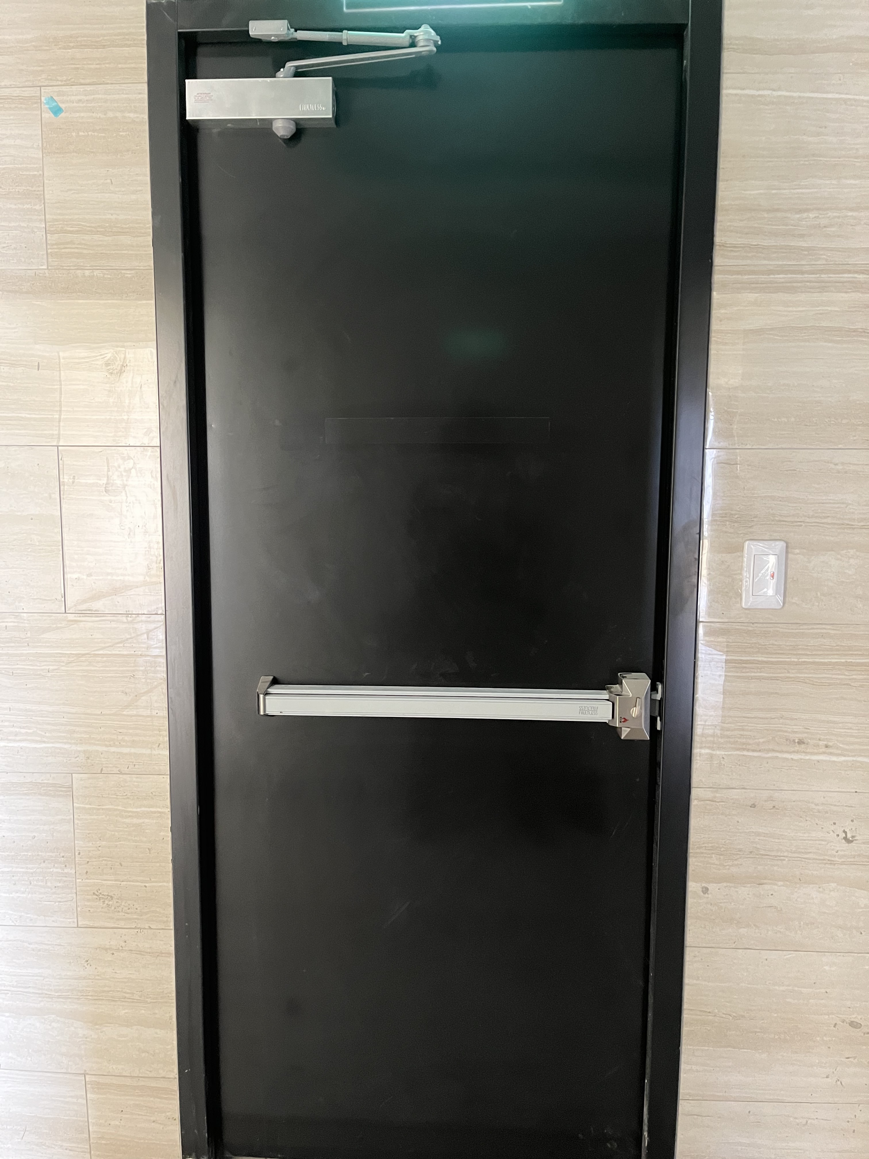 高雄楠梓區新建大樓住家大門安裝