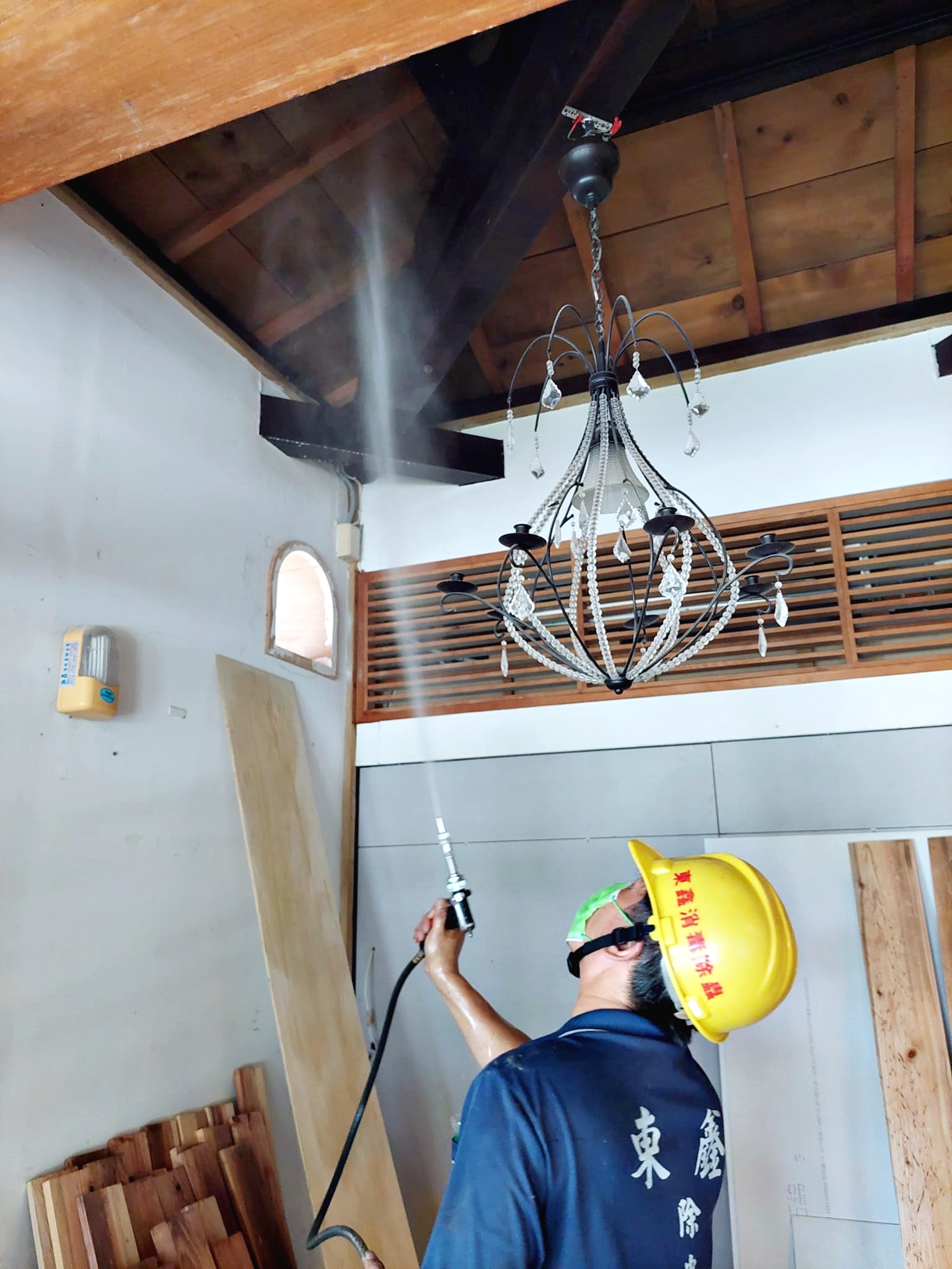 木構件噴洗白蟻防治(大洲車站)