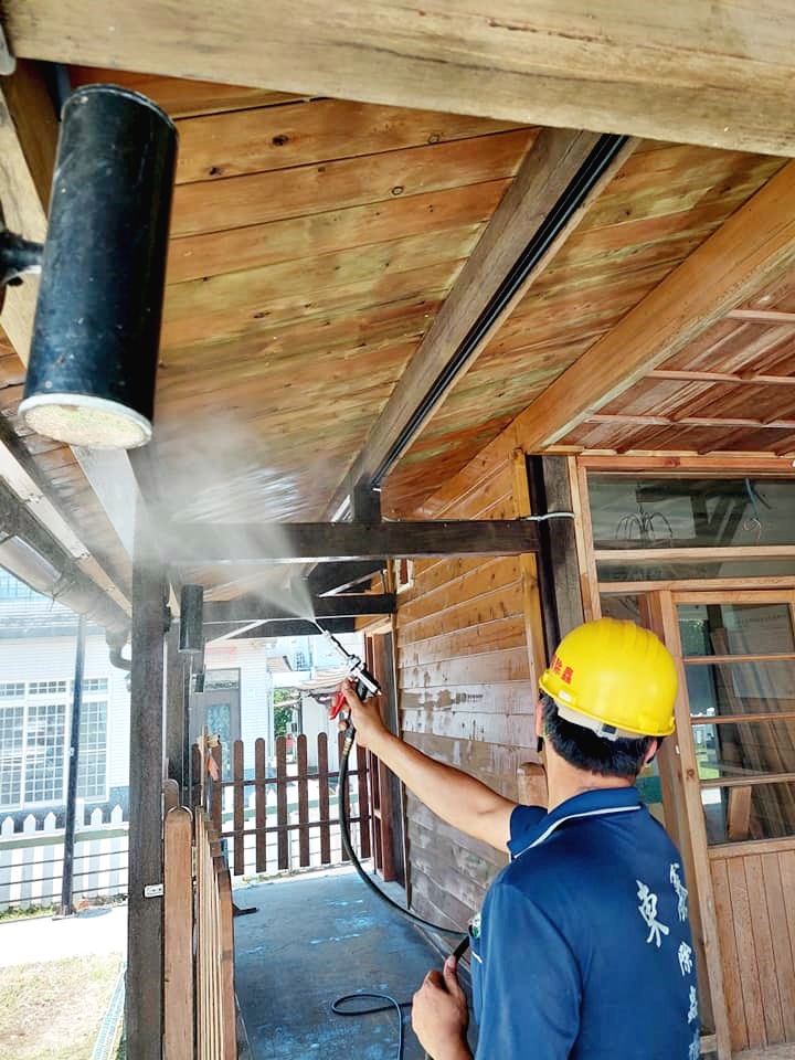 木構件噴洗白蟻防治(大洲車站)