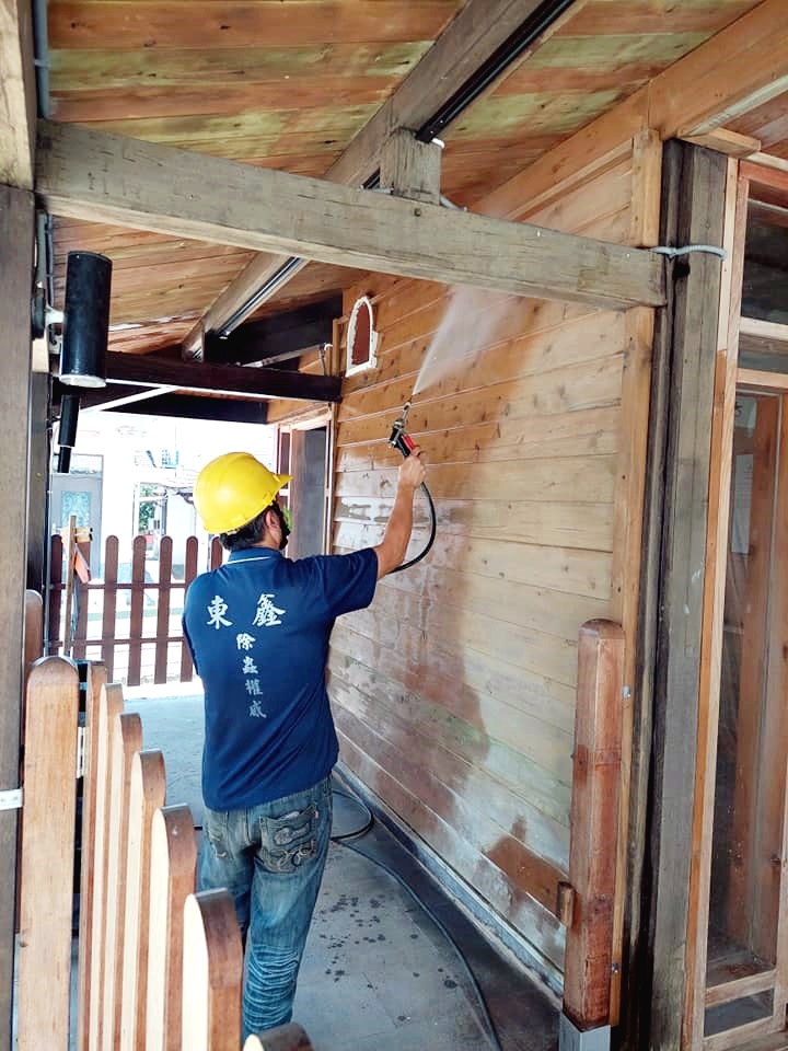 木構件噴洗白蟻防治(大洲車站)