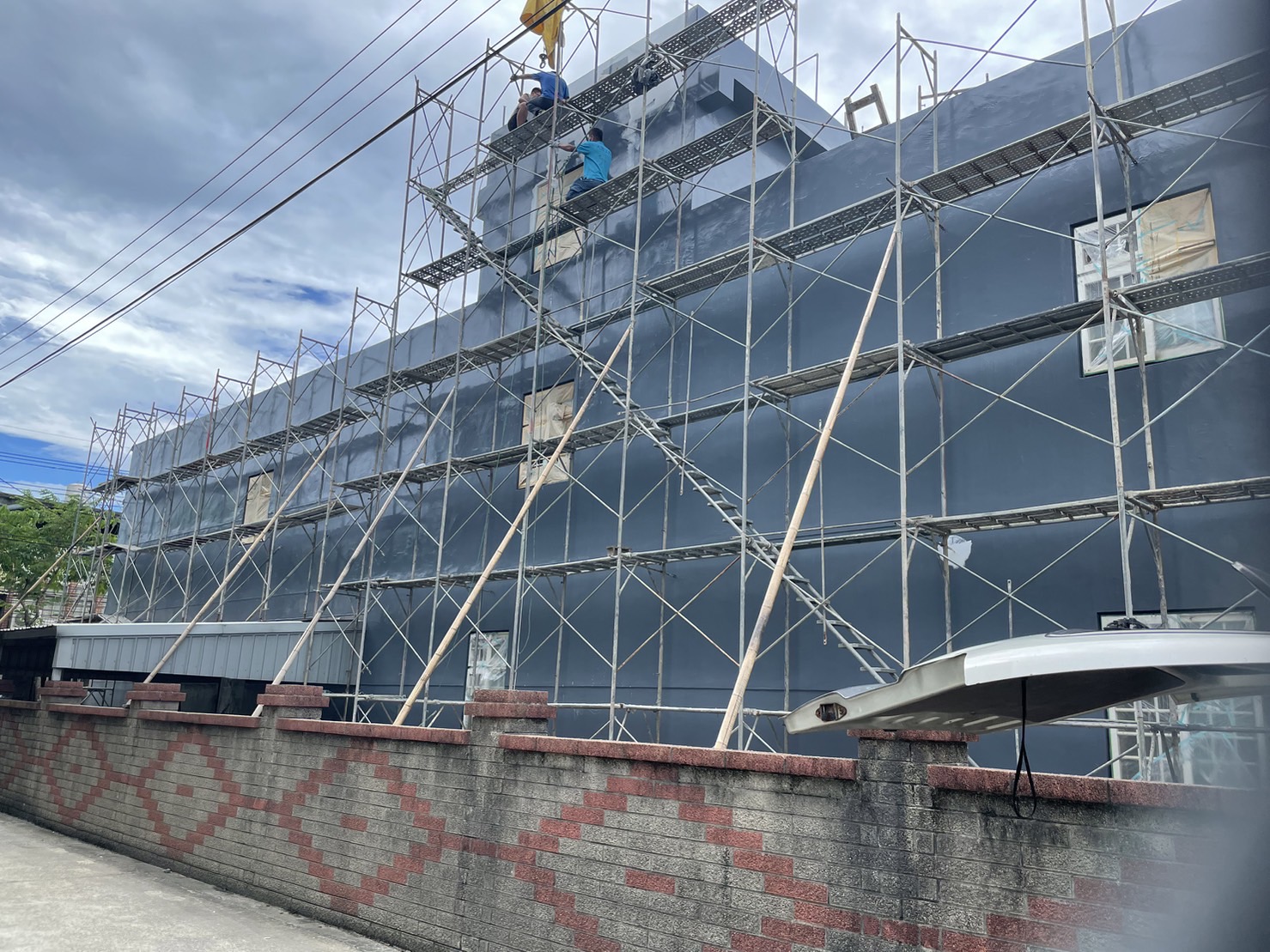 外牆PU防水工程-底漆+中材（不垂流PU）+面漆（隔熱霜）