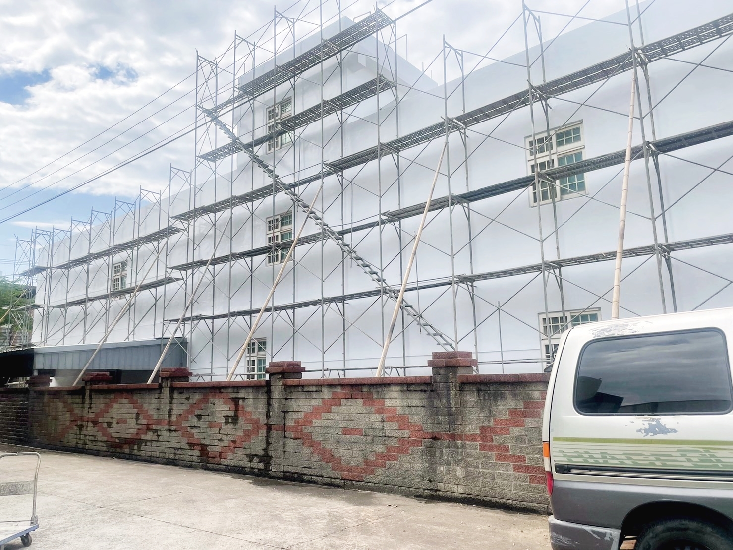 外牆PU防水工程-底漆+中材（不垂流PU）+面漆（隔熱霜）