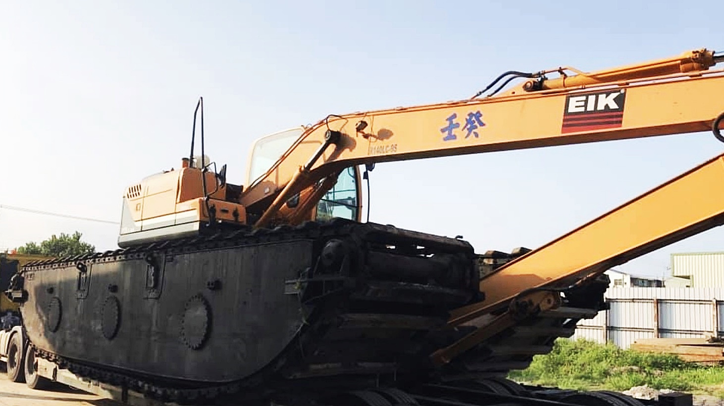 水陸兩用挖土機