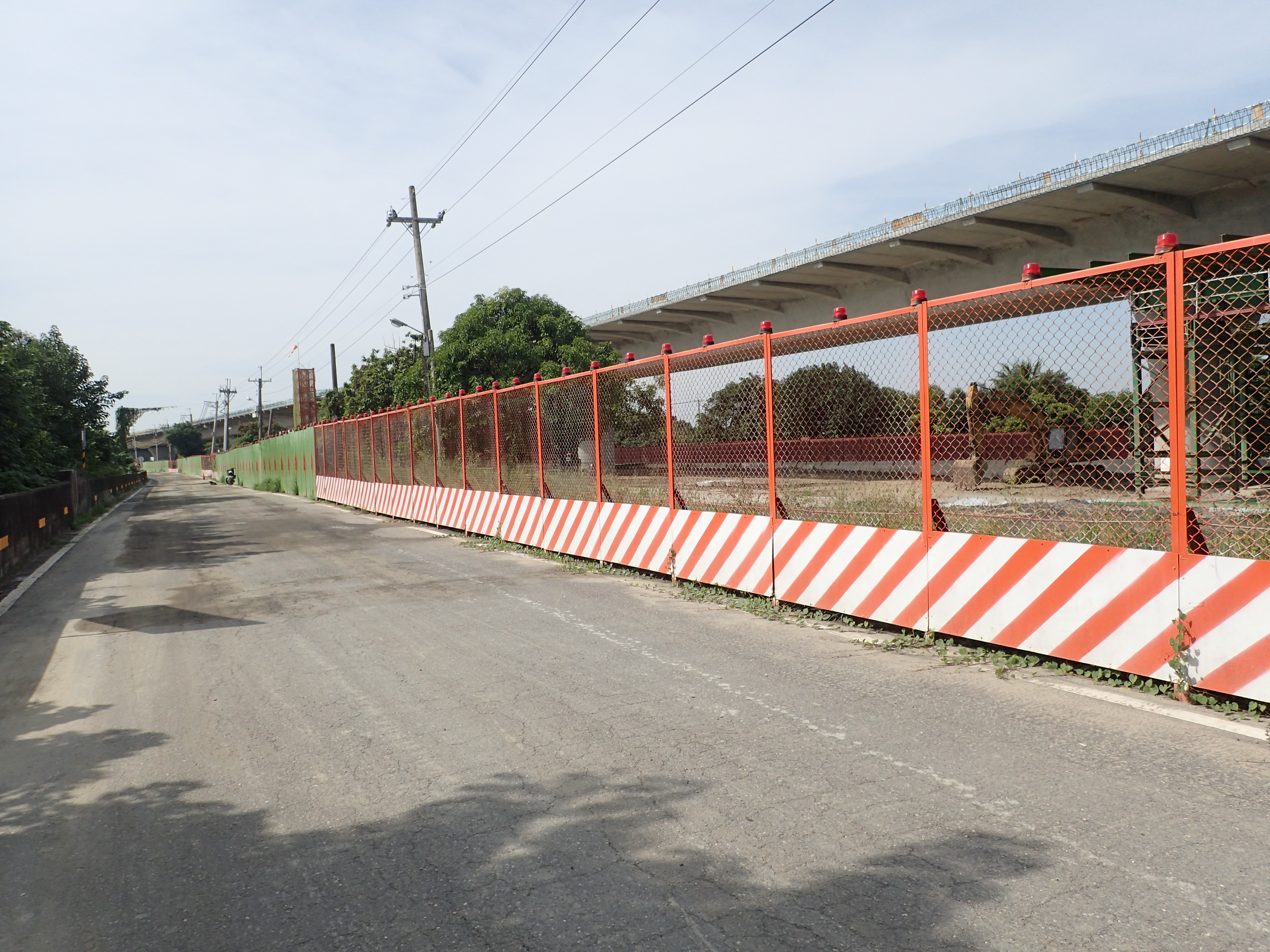 24台斜線方向半阻隔圍籬