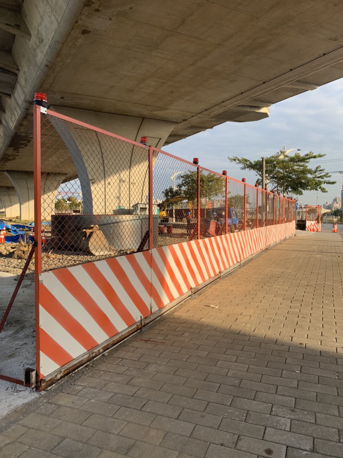 24台斜線方向半阻隔圍籬