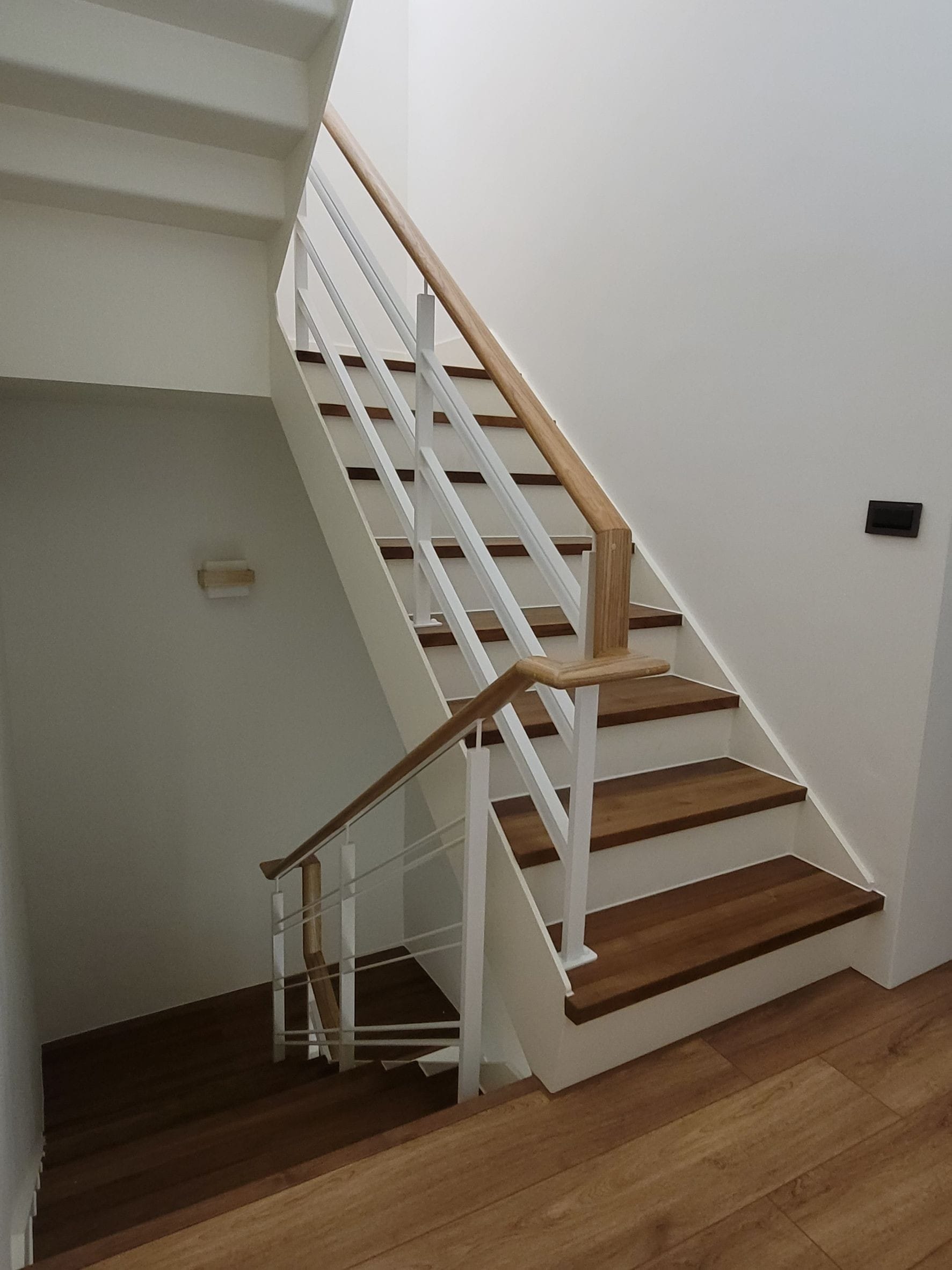 櫸木橢圓扶手+日式鐵件欄杆