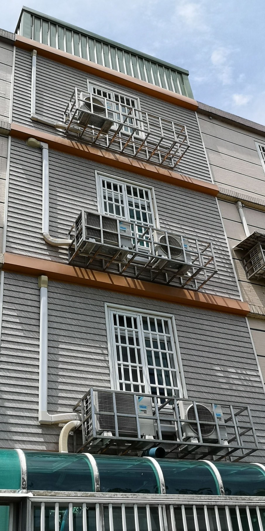 外牆穿鐵衣及冷氣架(中壢鋁門窗中壢鐵窗)