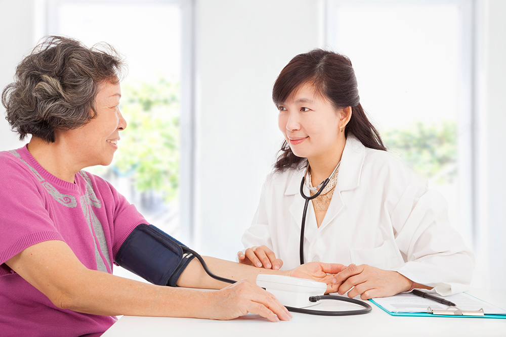 護理之家-醫療每月定期由醫師巡診，了解病情變化