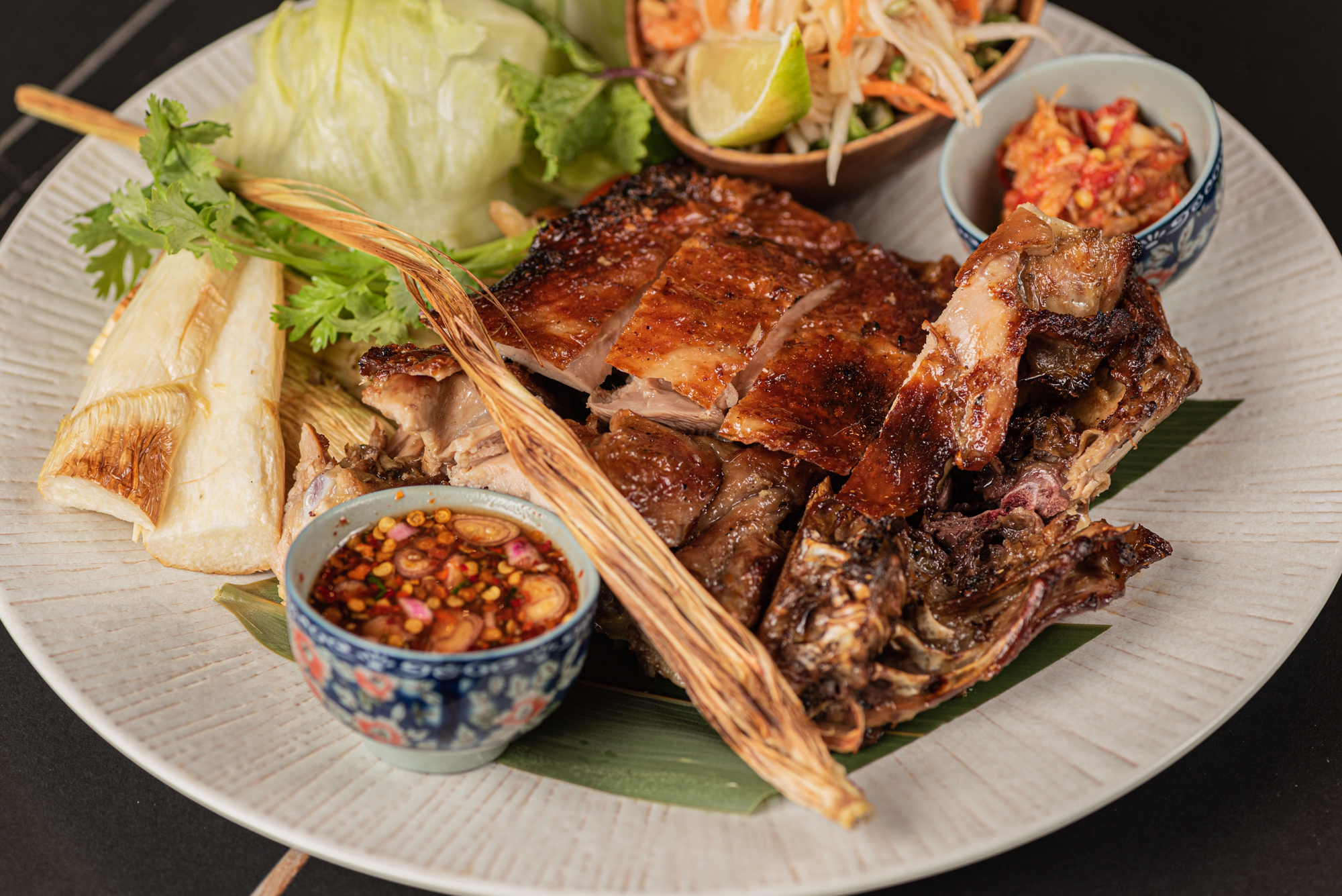 香茅炭烤土雞腿_莎瓦迪卡海鮮泰