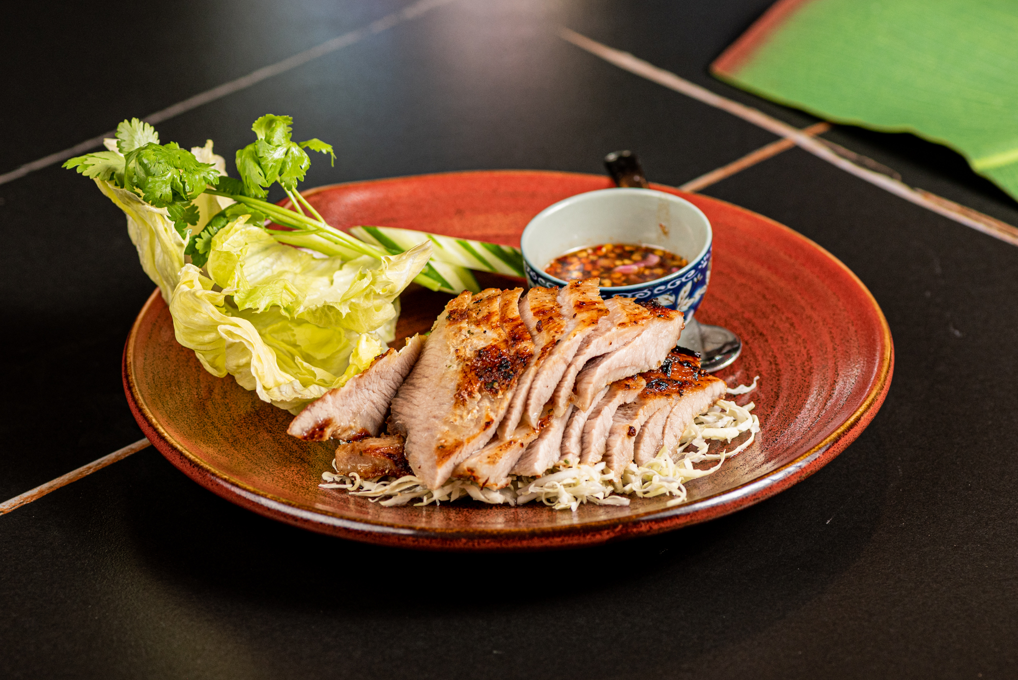 炭香烤羅旺豬_莎瓦迪卡海鮮泰