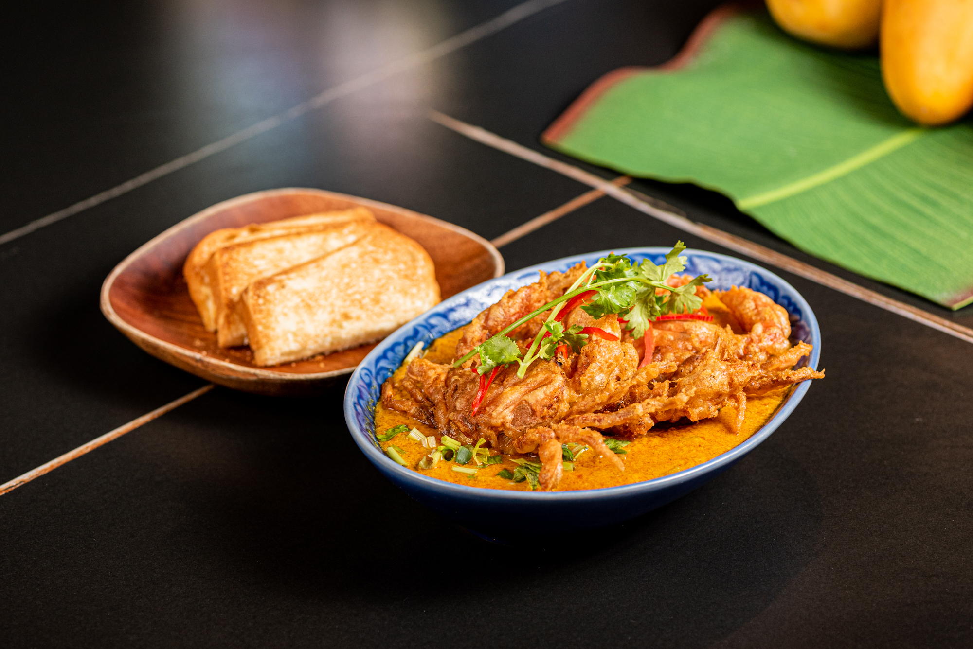 嫩蛋黃咖哩軟殼蟹_莎瓦迪卡海鮮泰