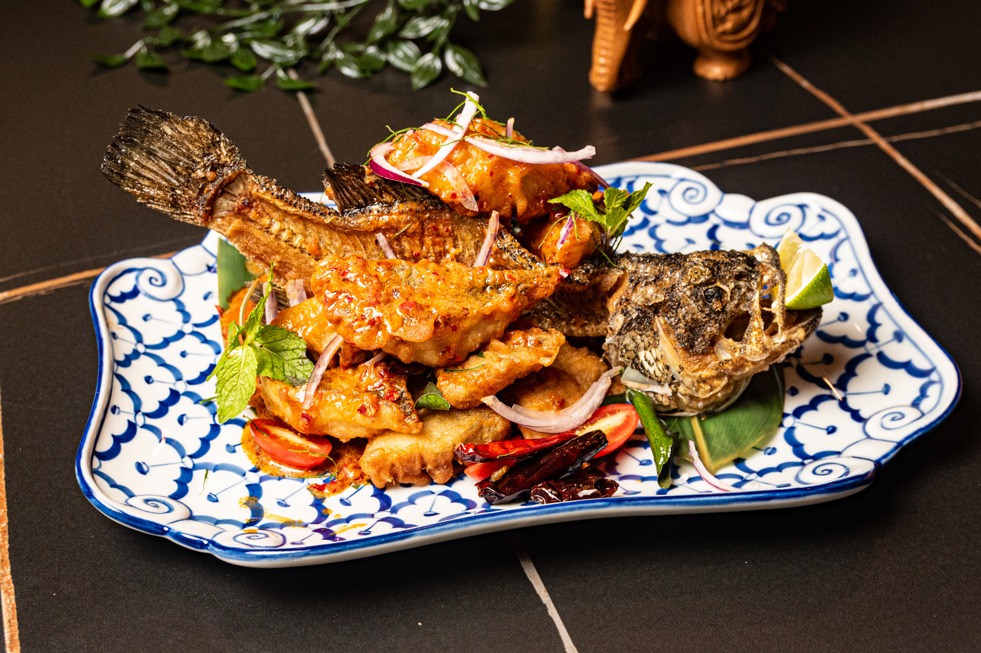 酥炸羅旺高山鱸魚_莎瓦迪卡海鮮泰