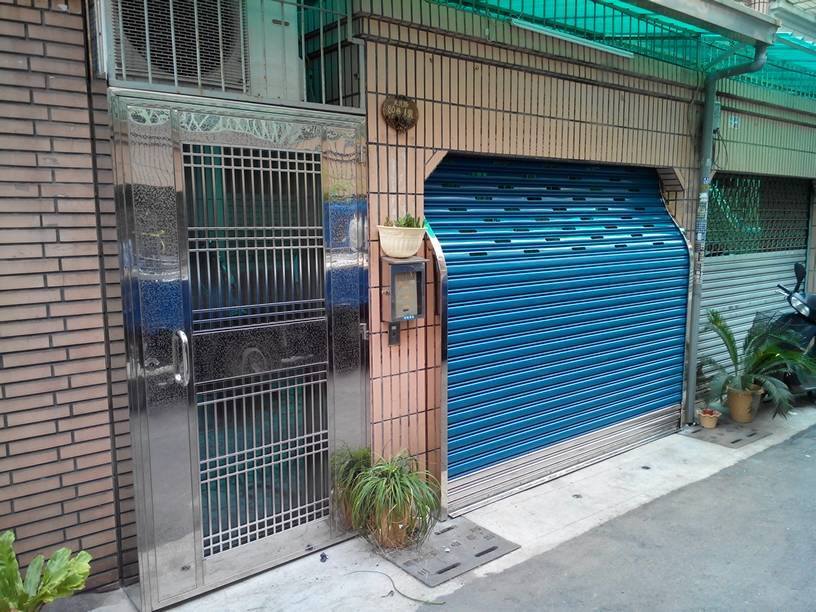 白鐵不銹鋼玄關門。傳統門片換新底下改不銹鋼