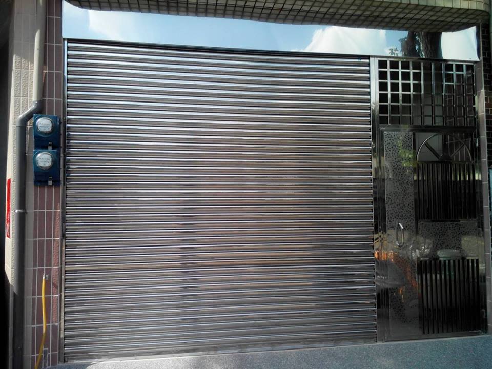 傳統不鏽鋼鐵捲門.右玄關小門
