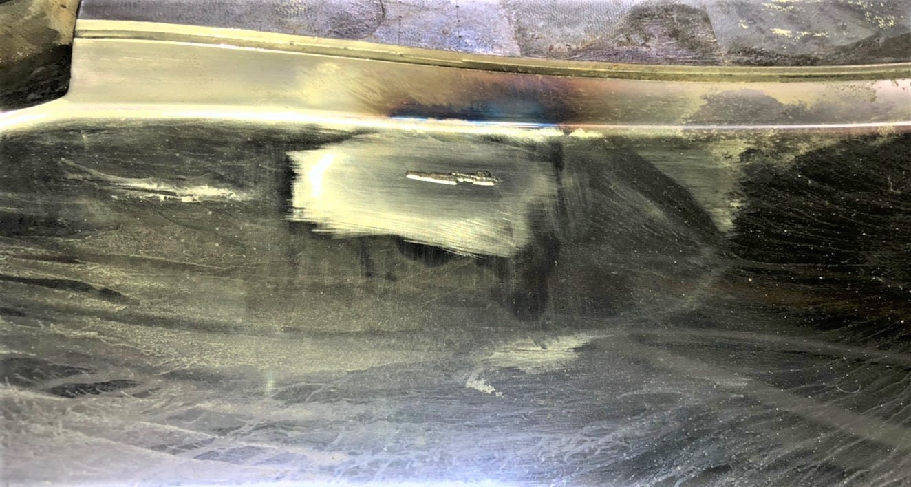 成品有裂痕，要打深再焊接修補起來，鏡面不可有痕跡