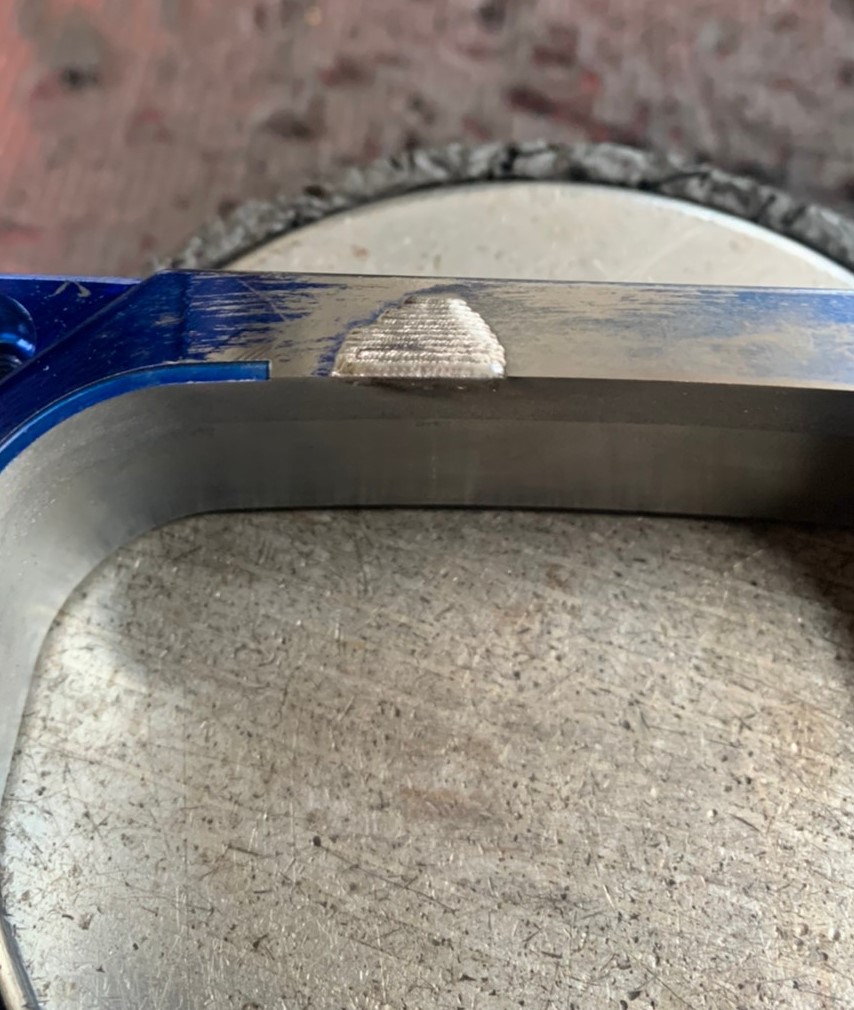 CNC加工時被鈍刀傷到缺一角，不用雷射焊接，會變形。雷射後好處理