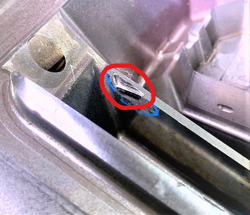 1(焊接前)金屬牆面薄又鈍刀缺了一角，雷射焊接是最快速處理和安全的