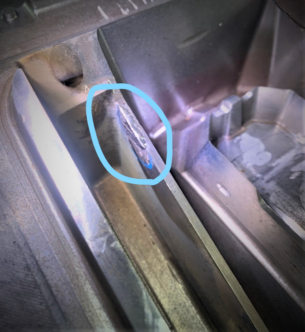 2(焊接後)金屬牆面薄又鈍刀缺了一角，雷射焊接是最快速處理和安全的