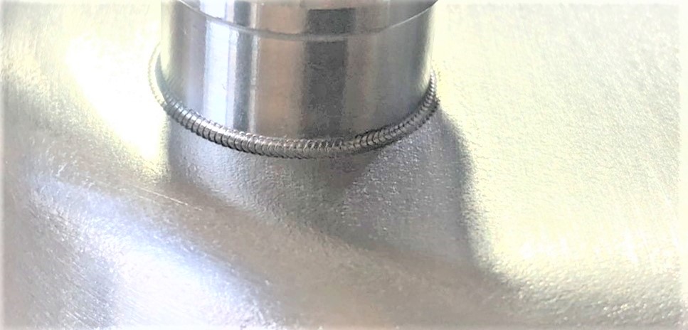 圓形白鐵焊接到平面鐵件，焊道要整齊，才會美觀