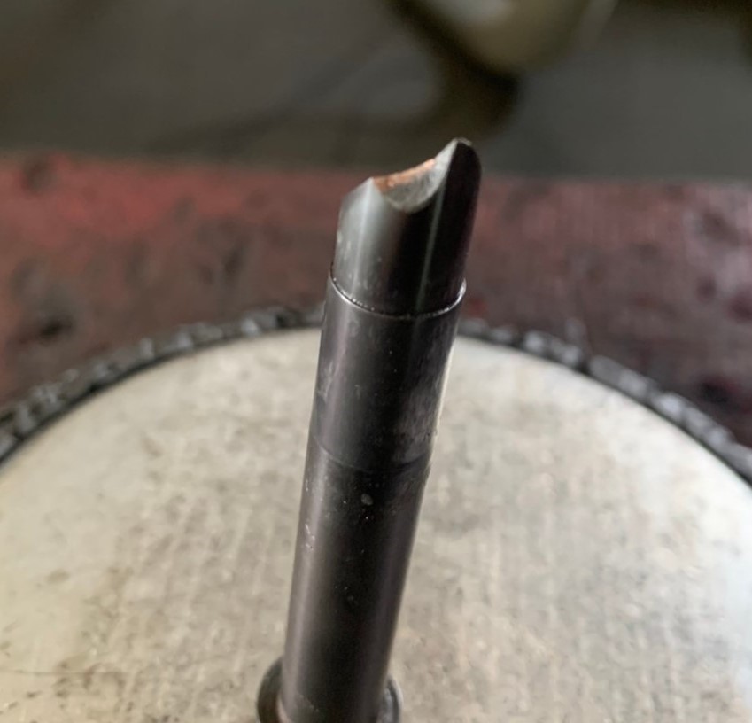 (焊接前)口紅模具缺了一角，工夫夠焊接後，稍微磨一下就好(1)