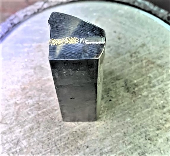 小模具上的英文字要去除3個字，且拋光後不可有色差，小心不可焊接到旁邊