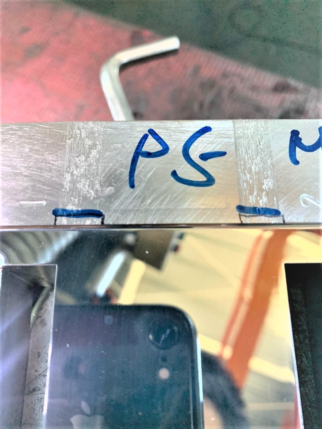 (焊接處理前)撕裂傷，射出成品會有毛邊，焊接時不可傷到鏡面1-2