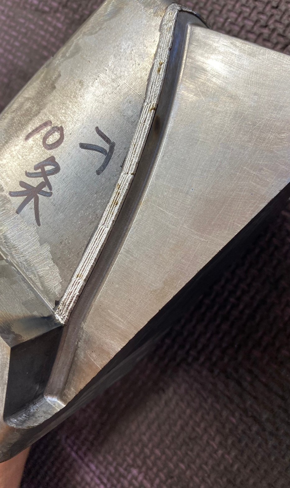 模具射出有毛邊，須10條高度處理