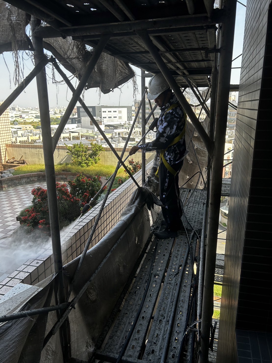 高壓水刀清洗(房屋外觀、工廠清洗、地面、鋼構、油汙、工業煙囪清洗、火災後環境清洗)