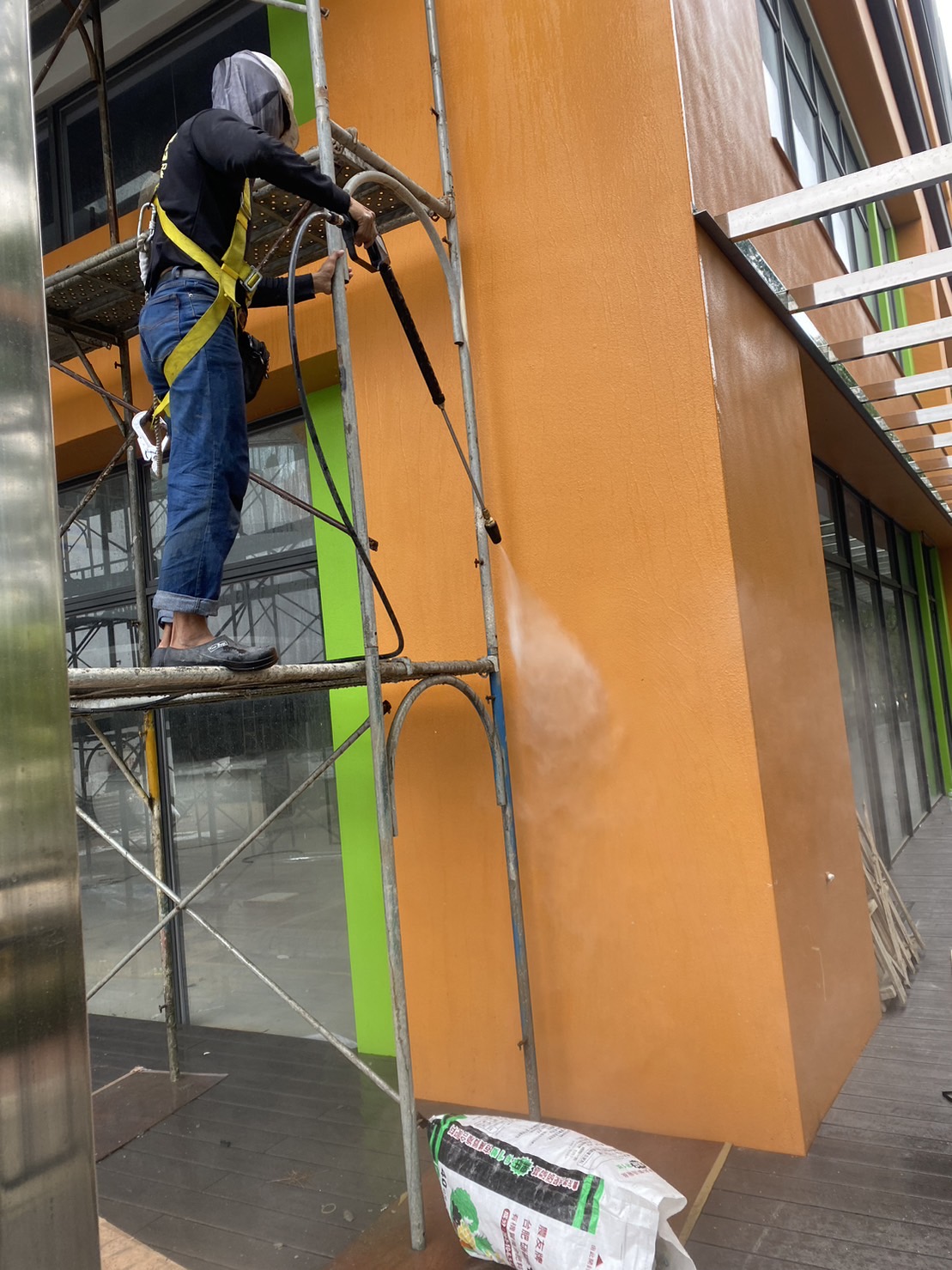 高壓水刀清洗(房屋外觀、工廠清洗、地面、鋼構、油汙、工業煙囪清洗、火災後環境清洗)