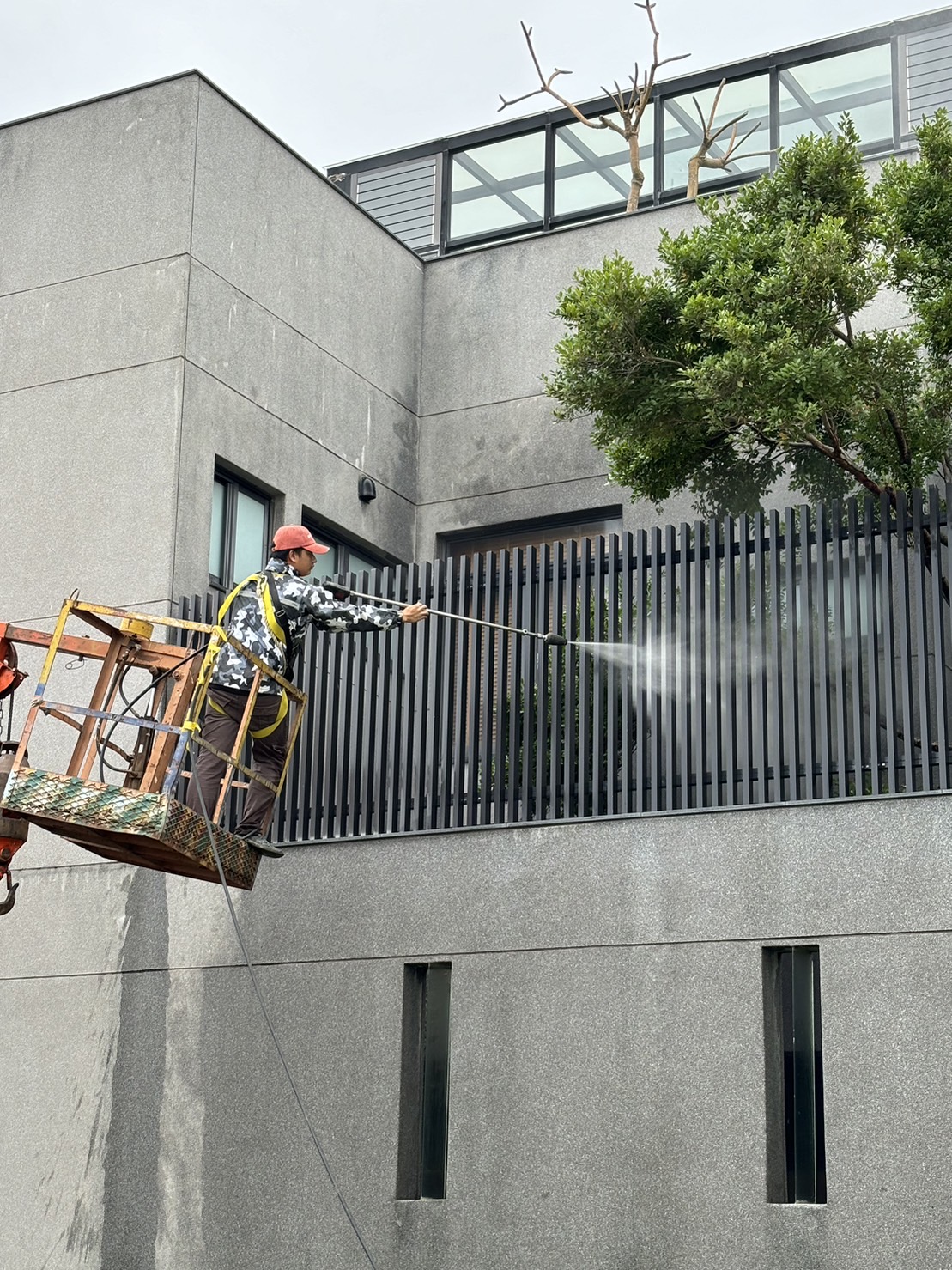 高壓水刀清洗(房屋外觀、工廠清洗、地面、鋼構、油汙、工業煙囪清洗、火災後環境清洗)