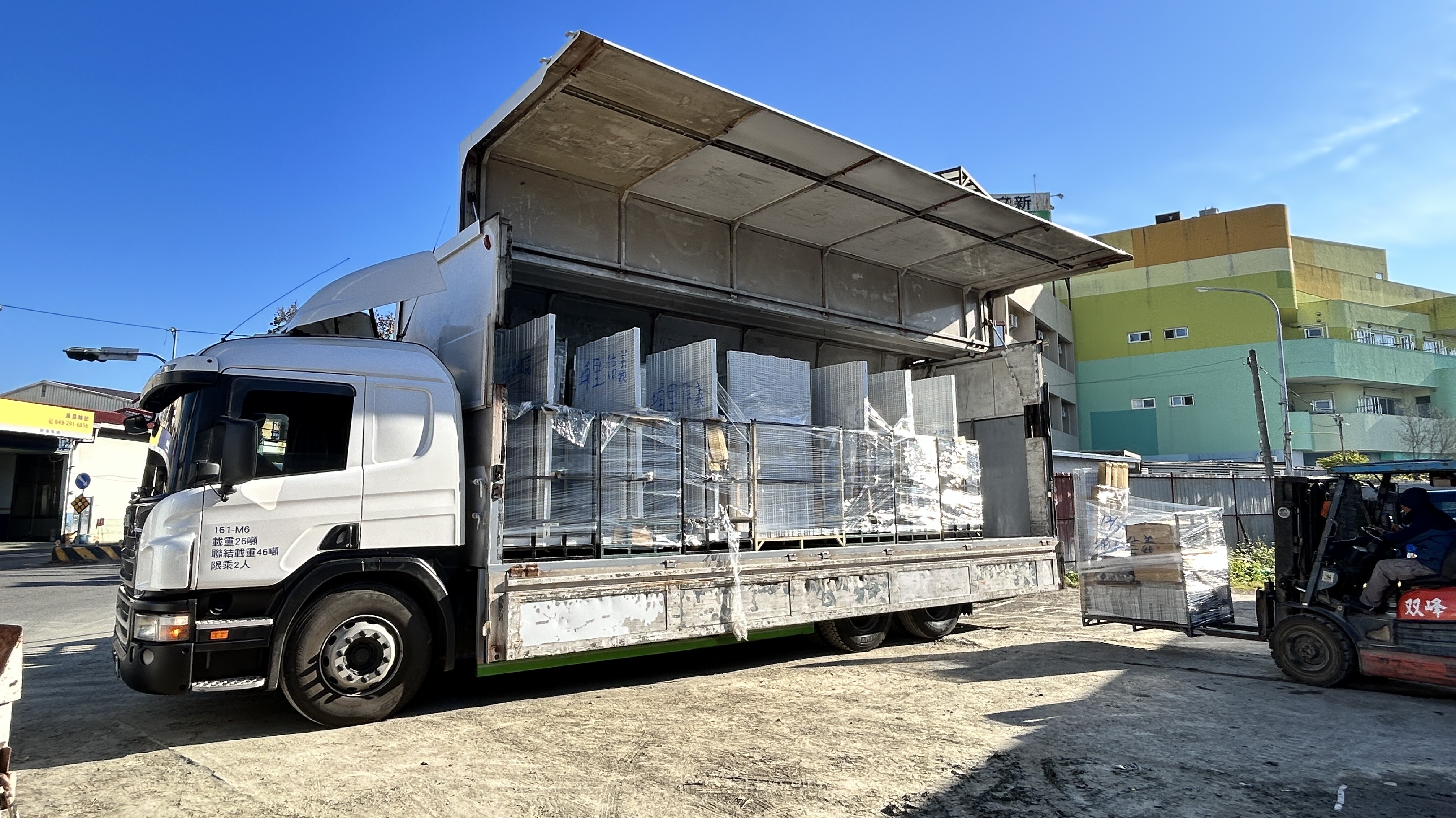 小北百貨開幕店層架