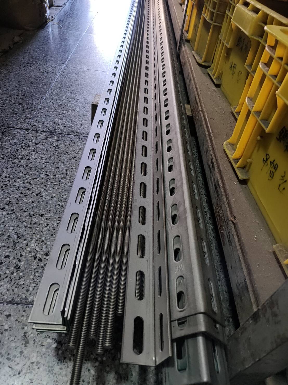 雲林嘉義台南螺絲-各尺寸材質角鐵