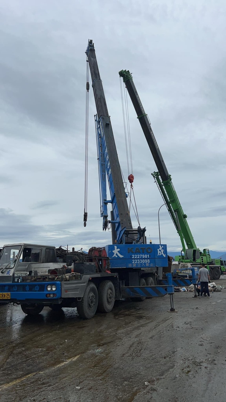 國道砂石車翻覆吊掛救援