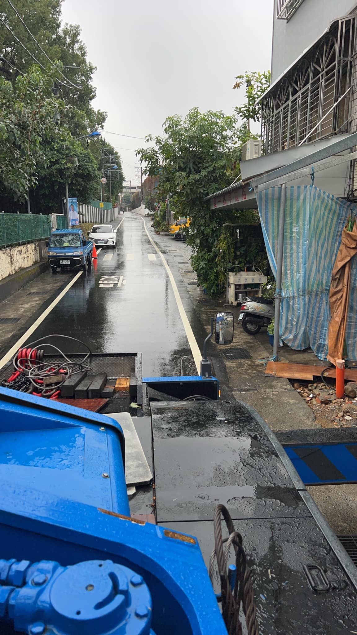 窄巷弄出動螃蟹吊鐵作業