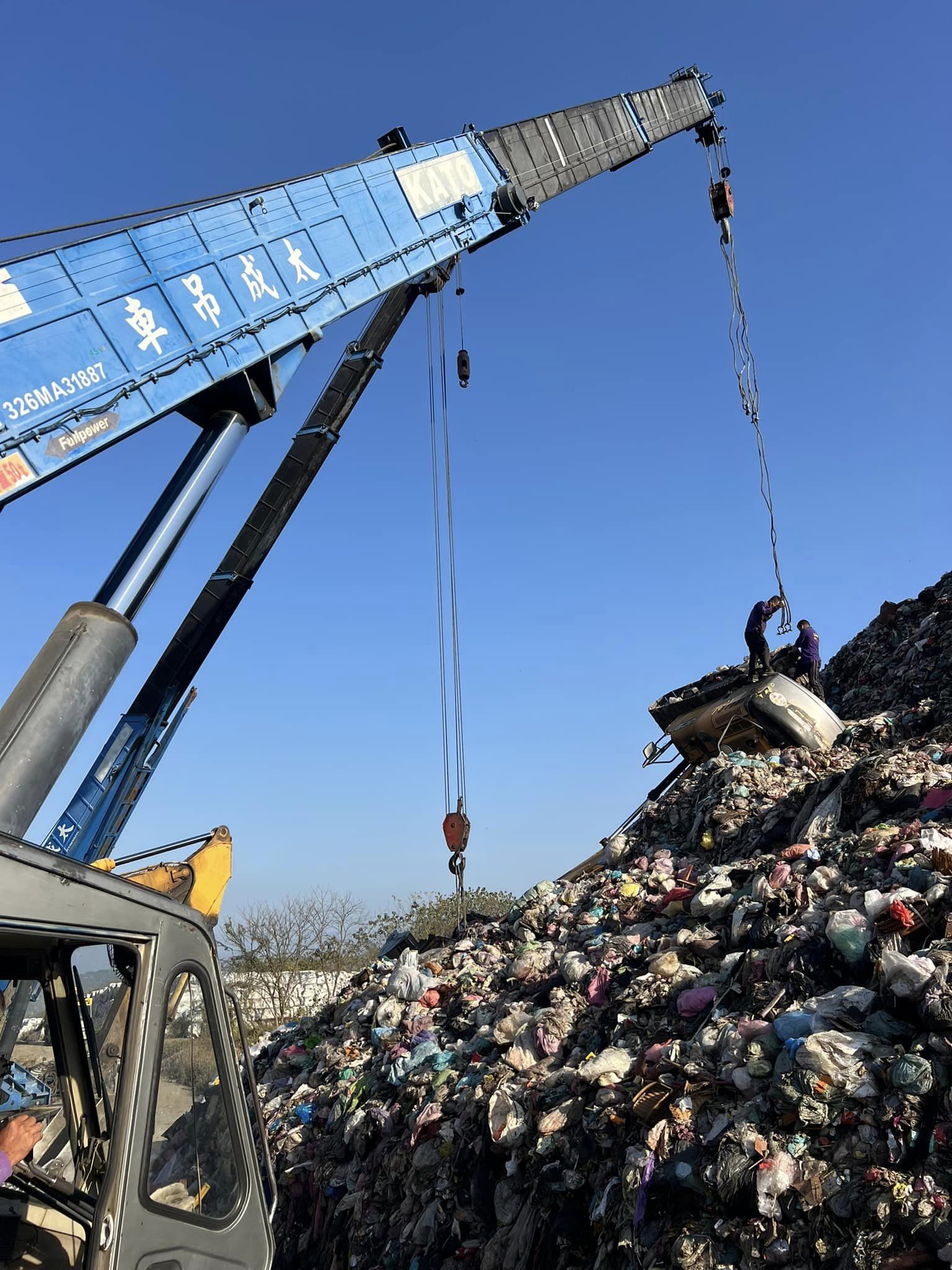 挖土機翻覆吊掛