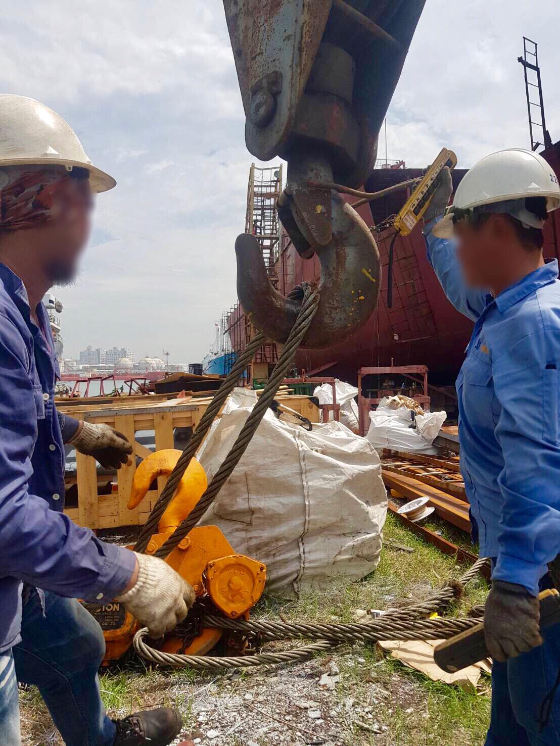 造船廠船頭協助吊裝7