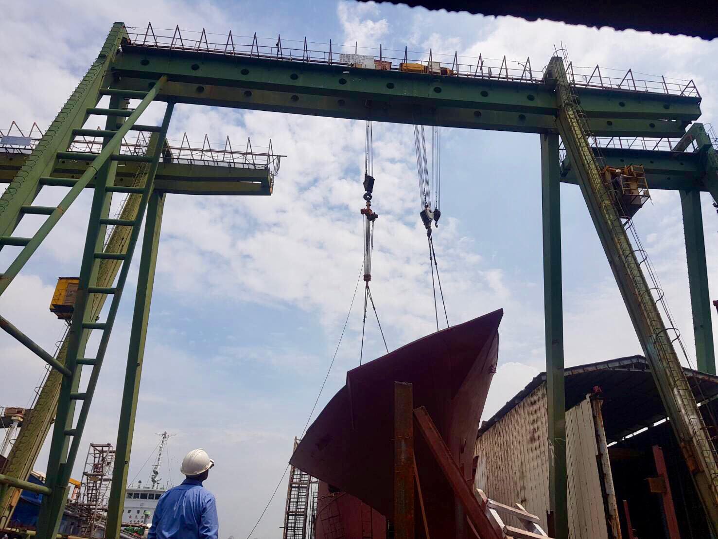 造船廠船頭協助吊裝5