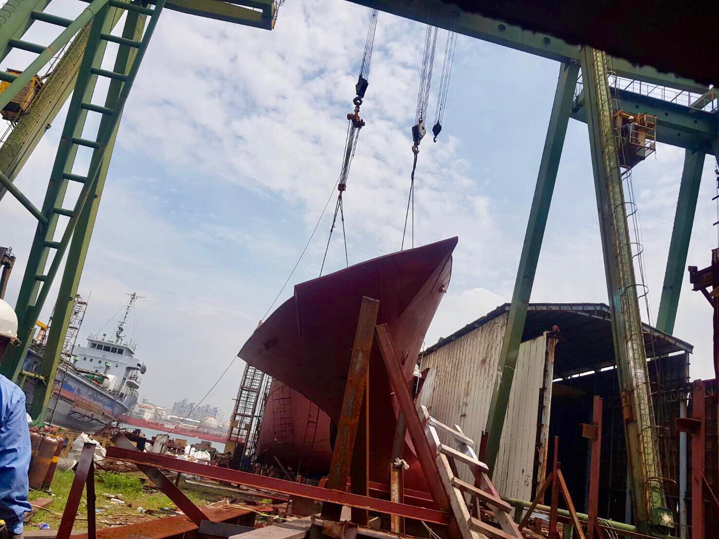 造船廠船頭協助吊裝4