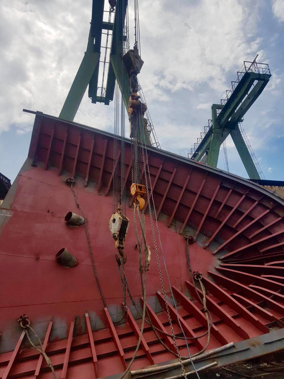 造船廠船頭協助吊裝3