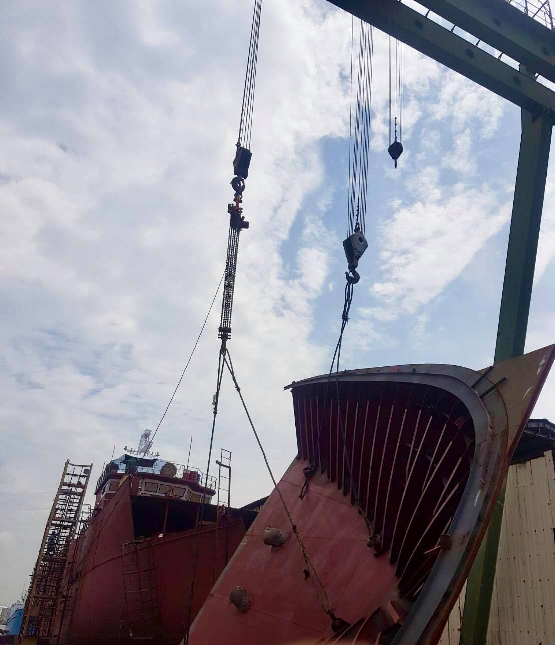 造船廠船頭協助吊裝2