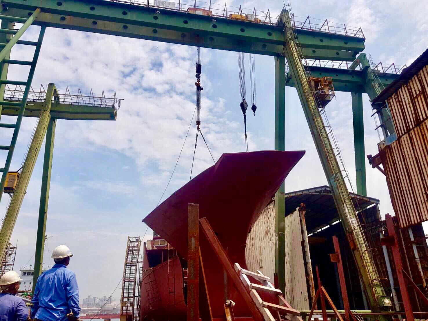 造船廠船頭協助吊裝1