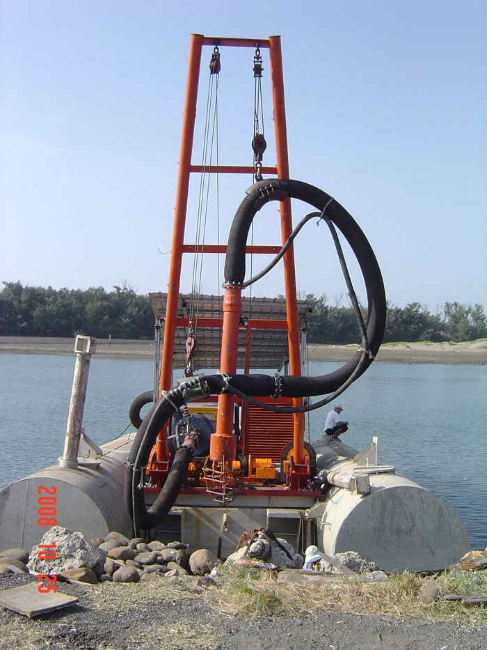 專營污水下水道工程，立坑機製造、覆工蓋板、鋼環、伸縮臂、CNC切割、鐵模(沉箱鐵腳)