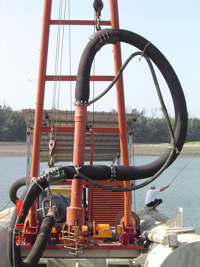 專營污水下水道工程，立坑機製造、覆工蓋板、鋼環、伸縮臂、CNC切割、鐵模(沉箱鐵腳)