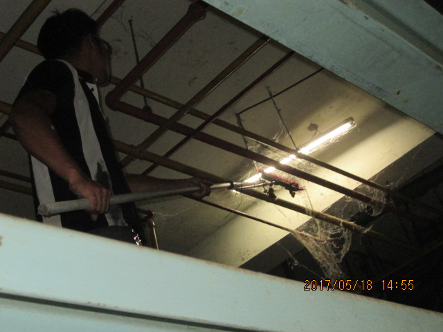 地下室停車場天花板蜘蛛網清除作業4