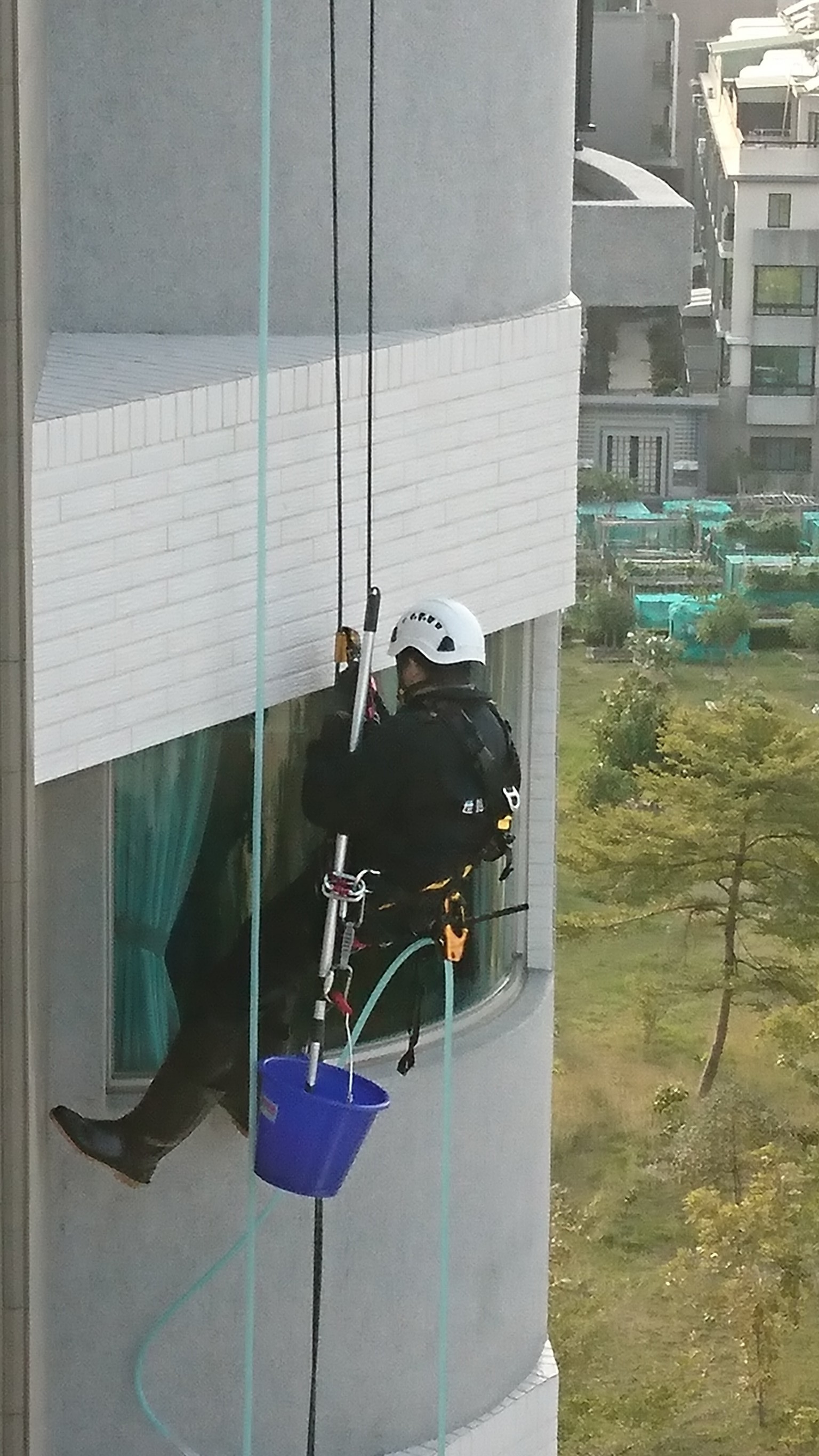 天朵綠園高空玻璃帷幕清洗1