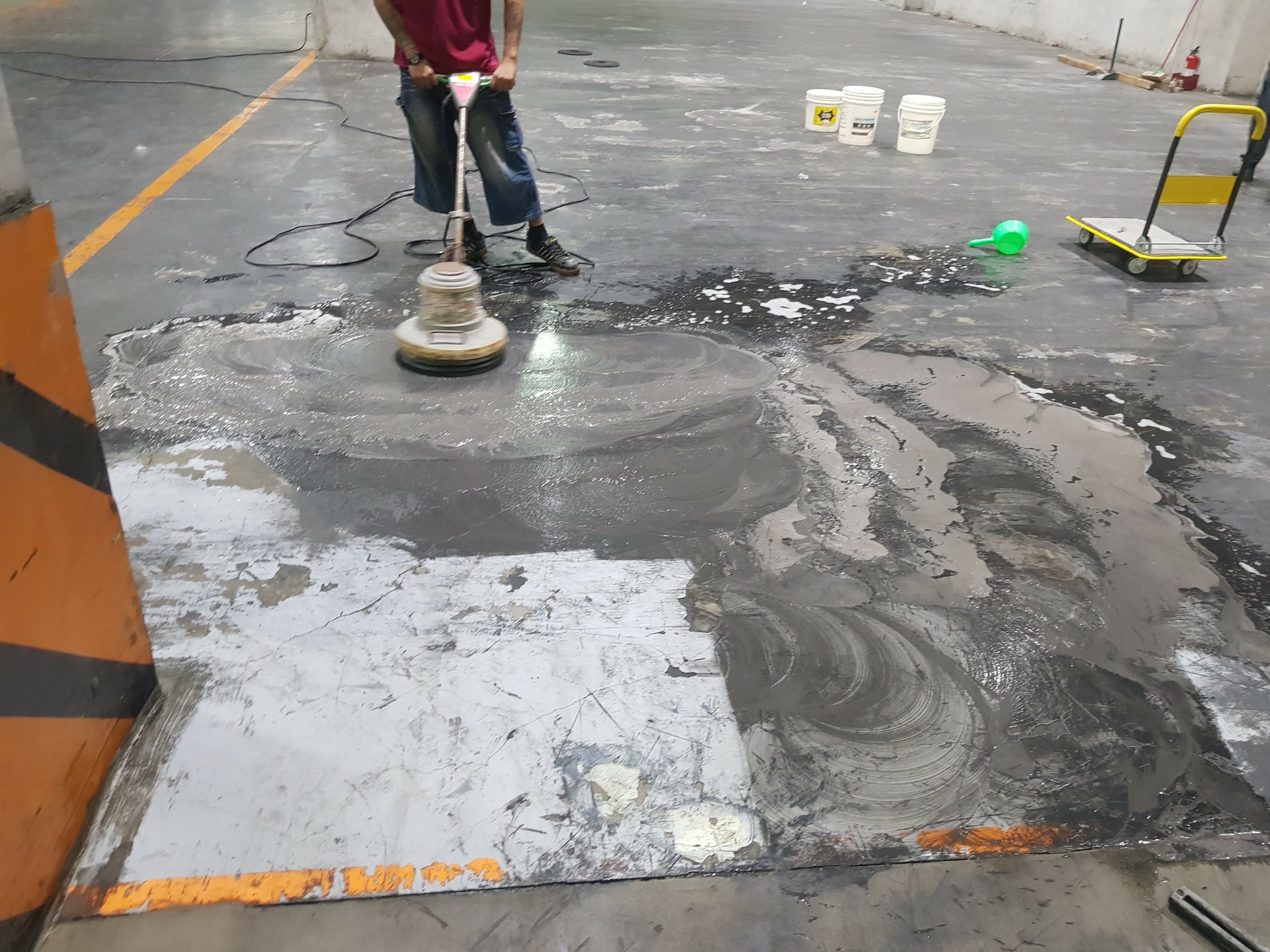 科學城物流倉庫地面清洗中